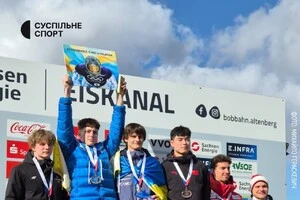 Чемпіон світу Лавренюк вийшов на нагородження з фото Гераскевича у «шоломі пам'яті» з написом «Пам'ять не є порушенням»