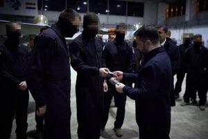 Зеленський зустрівся з українськими військовими, які проходять підготовку у тренувальному центрі з підготовки пілотів винищувачів F-16