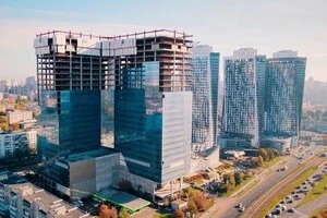 Комплекс Sky Towers складається з двох висотних веж, одна з яких має 47 поверхів, а інша – 34 поверхи