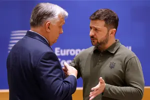 Прем'єр-міністр Угорщини Віктор Орбан (ліворуч) розмовляє з президентом України Володимиром Зеленським під час круглого столу на саміті ЄС у Брюсселі, Бельгія, 27 червня 2024 року