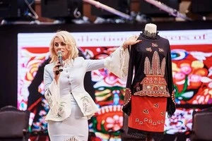 Кацьянова Юлія представляє свою колекцію з малюнком Галини Назаренко у 2019 році