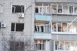 Унаслідок удару пошкоджено 12 багатоповерхових та 12 приватних будинків