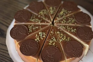 Десерт має складний, не надто солодкий смак із солодовими нотками