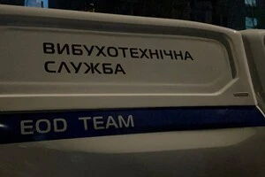 На місці працюють слідчо-оперативна група поліції, вибухотехніки, криміналістична лабораторія та інші профільні служби