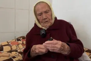 Пелагея Качка з мобільним телефоном 