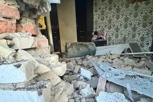 Поліцейські допомогли родині евакуюватися із пошкодженого російським ударом будинку