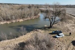 Жінка, керуючи автомобілем Jeep Grand Cherokee, заїхала у річку 