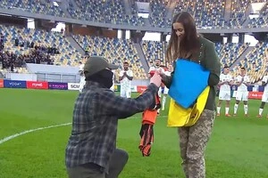 Пару гучними оплесками підтримали футбольні вболівальники