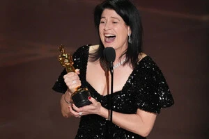 Кассандра Кулукундіс співпрацювала з режисером фільма-номінанта на Оскар Полом Томасом 