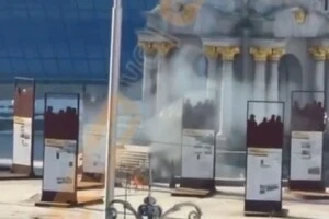 Уламки безпілотника димляться під Монументом Незалежності на Майдані