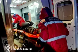 Жінку госпіталізували, наразі вона перебуває у лікарні з опіками голови та рук