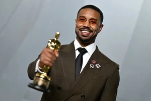 Актор Майкл Бекарі Джордан з нагородою