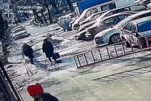У Києві чоловік штовхнув літню сусідку на асфальт та почав бити ногами 