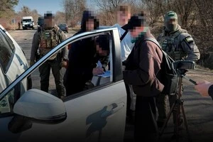 За даними слідства, суддя з Луганщини, відряджений до одного із місцевих судів Чернівецької області, займався підбуренням до надання хабарів