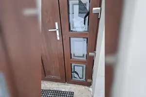 Зловмисники пошкодили вхідні двері на подвір’ї священника