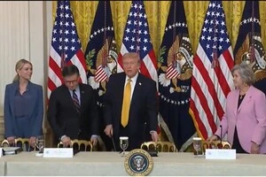 Президент США з членами ради директорів Центру Трампа-Кеннеді 