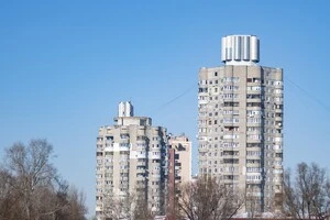 Після серії ударів по енергооб'єктах Києва в кінці січня в експериментальному будинку були повністю відсутні вода та опалення, майже не вмикалась електрика та замерзла каналізація