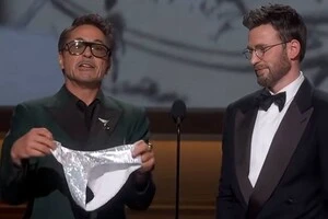 Роберт Дауні-молодший дістав з кишені стрінги прямо на сцені Оскара-2026