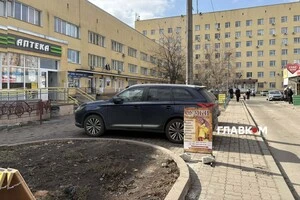 Жителі Оболоні так і не дочекалися клумб на алеї біля однієї з найбільших поліклінік раону