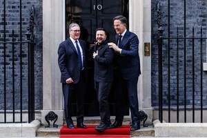 Прем’єр-міністр Великої Британії Кір Стармер, президент України Володимир Зеленський та генеральний секретар НАТО Марк Рютте на порозі резиденції на Даунінг-стріт, 10 (зліва направо)