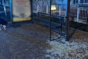 Після вживання алкоголю чоловік навмисно розбив рукою скло зупинки