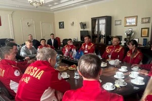 Під час зустрічі з російськими паралімпійцями Гришин вручив їм та їхнім тренерам почесні грамоти