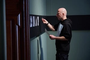 Монтаж виставки Гамлета Зіньківського Проєкт 365 «Час не потрібен» у залах музею Ханенків