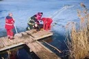 На Київщині рятувальники витягли з крижаної води двох чоловіків