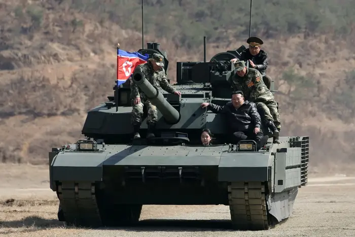 Кім Чен Ин із донькою випробував новий бойовий танк (фото)