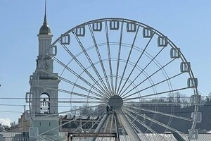 «Колесо огляду» привезено із Франції й встановлено на Подолі у 2017 році