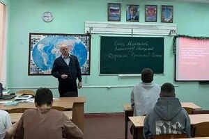 Чиновник-колаборант викладає в Криму