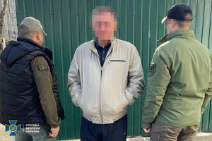 За матеріалами справи, організатором схеми є 62-річний директор інституту