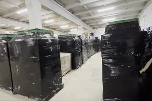Запаковані палети з цигарками на підпільному підприємстві