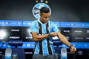 Марлон під час офіційної презентації у новій команді