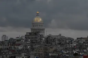 Туристична пам'ятка серед руїн: Капітолій у Гавані, колишня будівля парламенту, стоїть порожня з часів революції 1959 року – не лише під час відключення електроенергії, як на цьому фото