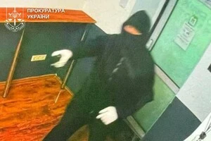 Фігуранта у масці та капюшоні зафіксували камери спостереження у пункті обміну валют.
