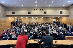 Голова Дарницької РДА провів зустріч з батьками, чиї діти навчалися у гімназії «Київська Русь» на Осокорках