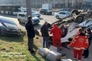 У Києві після зіткнення з Tesla перекинувся мікроавтобус, є постраждалі (відео)