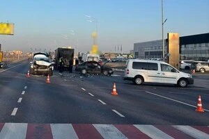 Через аварію рух транспорту суттєво ускладнений на ділянці від вулиці Миколи Трублаїні в напрямку вулиці Зодчих