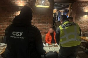 Правоохоронці задокументували отримання першої частини обумовленої суми, а згодом затримали ділка під час отримання $25 тис.
