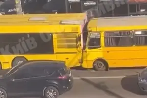 У Києві маршрутка влетіла у пасажирський автобус (відео)