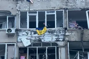 Житель пошкодженого внаслідок обстрілу будинку на Сихові вивісив синьо-жовтий стяг