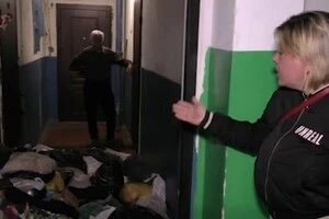 Загальний коридор, де живе родина, також перетворився на смітник