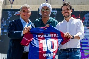 Роналдінью (у центрі) колись повернув каталонців на вершину