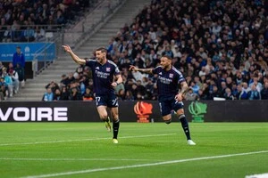 Роман Яремчук (ліворуч) близький до повноцінного трансферу в Лігу 1