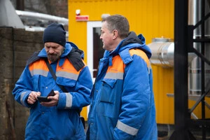 Фахівці комунального підприємства «Київтеплоенерго» під час запуску нової модульної котельні у Пущі-Водиці