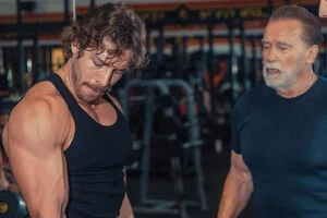 Арнольд Шварценеггер тренує свого сина Джозефа Баена