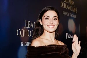  Ханде Ерчел нещодавно відвідала Росію, де відсвяткувала свій день народження