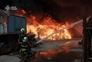 У Голосіївському районі сталася масштабна пожежа на території підприємства (фото)