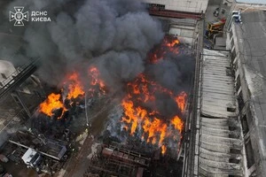 Площа пожежі складає близько 2 тис. кв. м